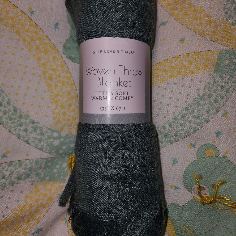New Woven Throw Blanket 35 x 67 * Green